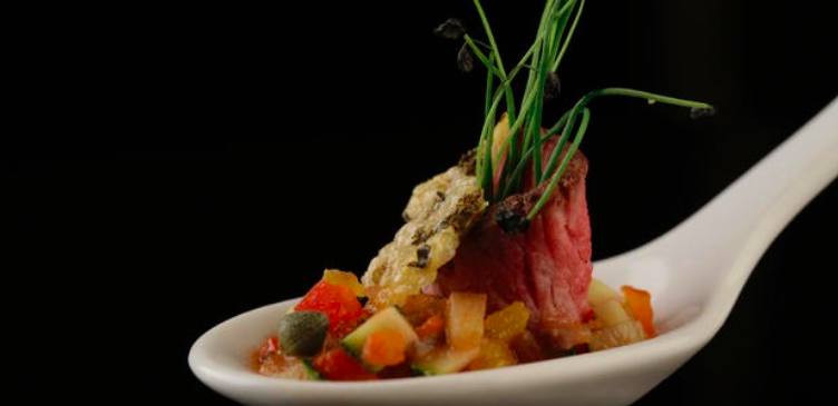 Lammlachse auf Ratatouille mit Parmesan-Kapern-Chips