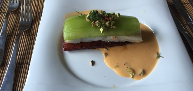 Marinierte Gurke auf Kabelau auf Chorizo