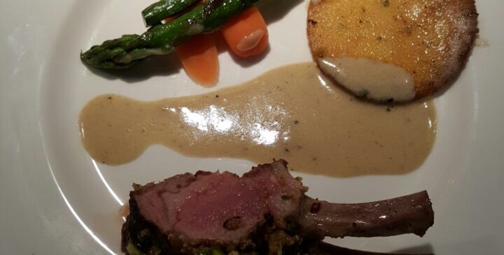 Lammkarree mit Pistazienkruste und Rosmarin – Polenta
