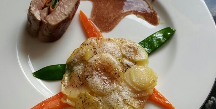 Gefülltes Schweinefilet Sous Vide mit Blauschimmel-Portweinsauce
