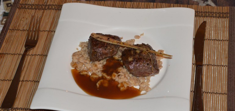 In Zitronengras marinierte Rehmedaillons auf Walnuss-Chili-Spätzle