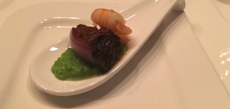 Surf & Turf – Geschmorte Ochsenbacken mit Erbsen und Schalotte
