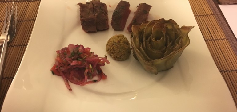 Marinierter Lammrücken an Rote-Zwiebel-Salsa, Kartoffelröschen und Erdnusssauce