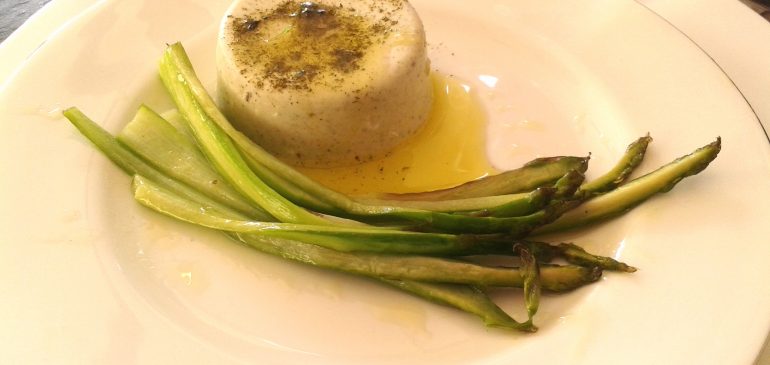 Wildkräuter-Panna-Cotta mit grünem Spargel