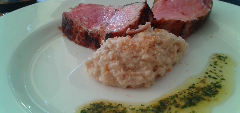 Iberico Rücken mit Minzpesto und Blumenkohlpüree