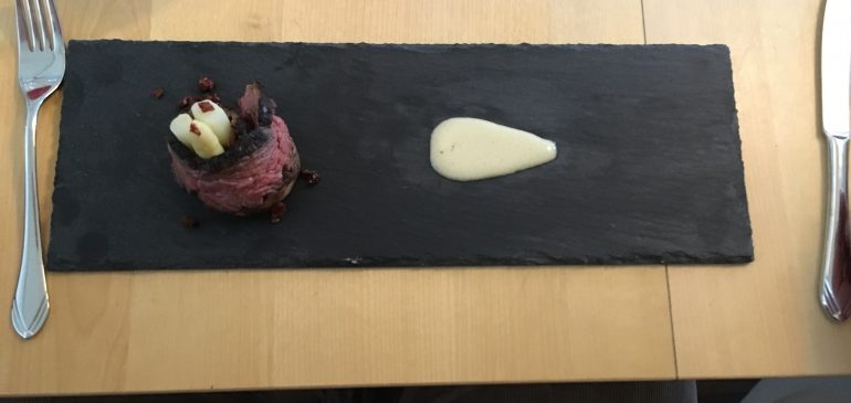 Flank Steakstreifen mit Spargel, Süßkartoffelpatty und Sauce Hollandaise
