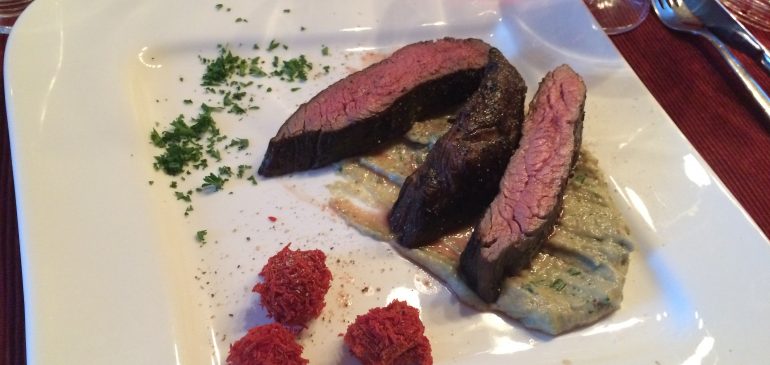 Flanksteak auf Topinambur-Avokado-Skordalia mit Tomatenpralinen