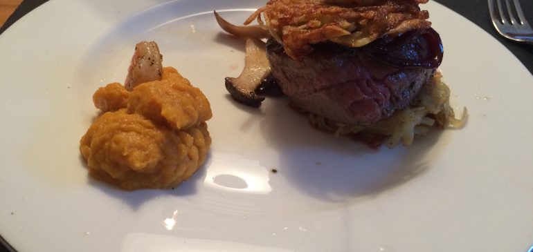 Rinderfilet-„Burger“ mit Süßkartoffelstampf