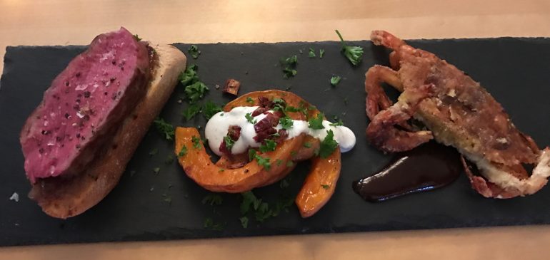 Rindfleisch-Crostini an Butternusskürbis mit Softshell Crab