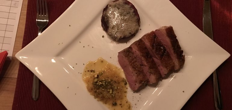 Entenbrust mit Rotkohl-Maronen-Lasagne