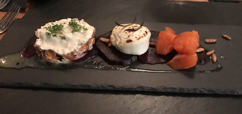 Lachsforellentartar, Ziegenkäse und gebeizter Eismeersaibling auf Rote-Beete-Carpaccio