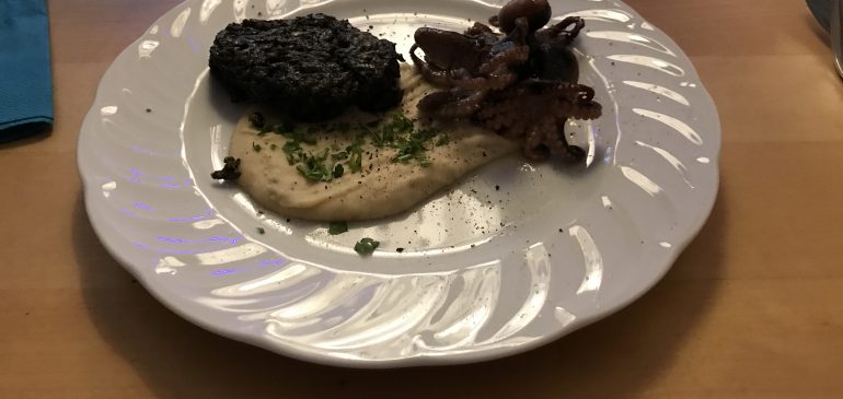 Pulpetti an Bohnenpüree und Paellabratlingen á la Mallorca