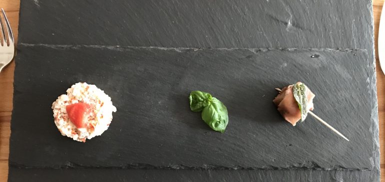 Flusskrebs-Champagner-Terrine und Lolli vom Wollschwein
