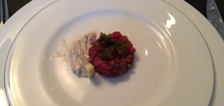 Kalbstartar mit frittierten Kapern