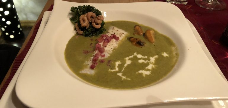 Grünkohlsüppchen mit Holsteiner Scholle, Miesmuscheln und Krabben