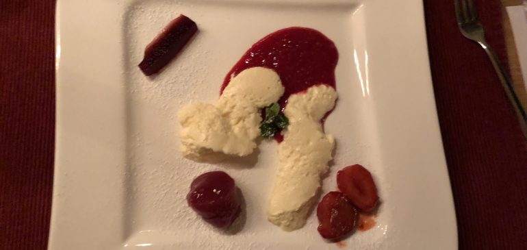 Rote Grütze mit Vanillesoße