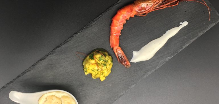 Rote Garnele an Mango-Salsa und Ziegenkäsesouflé