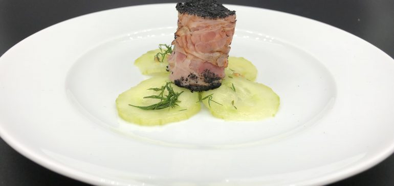 Catfish mit Asche auf Gurkensalat