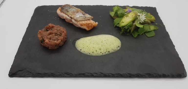 Wildschweintartar mit Ostseeforelle und Wildkräutersalat (Enno und Sven)