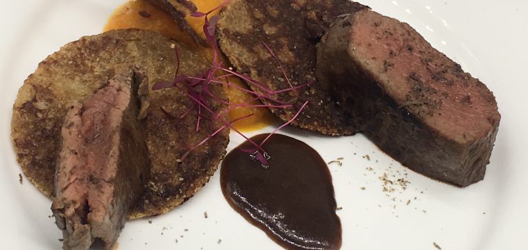 Hirschkalb mit Amaranth und Kürbispüree