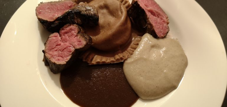 Weihnachtlicher Rinderbraten mit gefüllter Spekulatiusravioli (Pierre und Milan)
