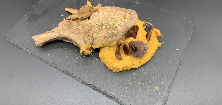 Iberico-Carré auf Süßkartoffel-Püree