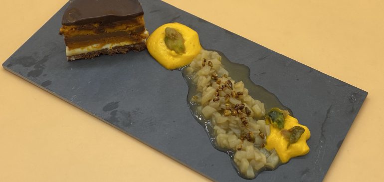 Kürbis-Schokoladentarte an Birnenkompott mit kandierten Pistazien und Kürbisespuma
