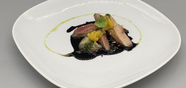 Wildgedflügel auf Chicoree an Rotkohlsoße mit Mangogranitee und Korianderpesto/ Doppelkochgang von Pierre und Ralf