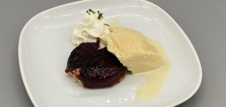 Rote-Bete-Tarte an Zimteis