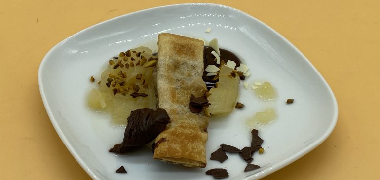Schoko-Asiarolle an Birnenkompott