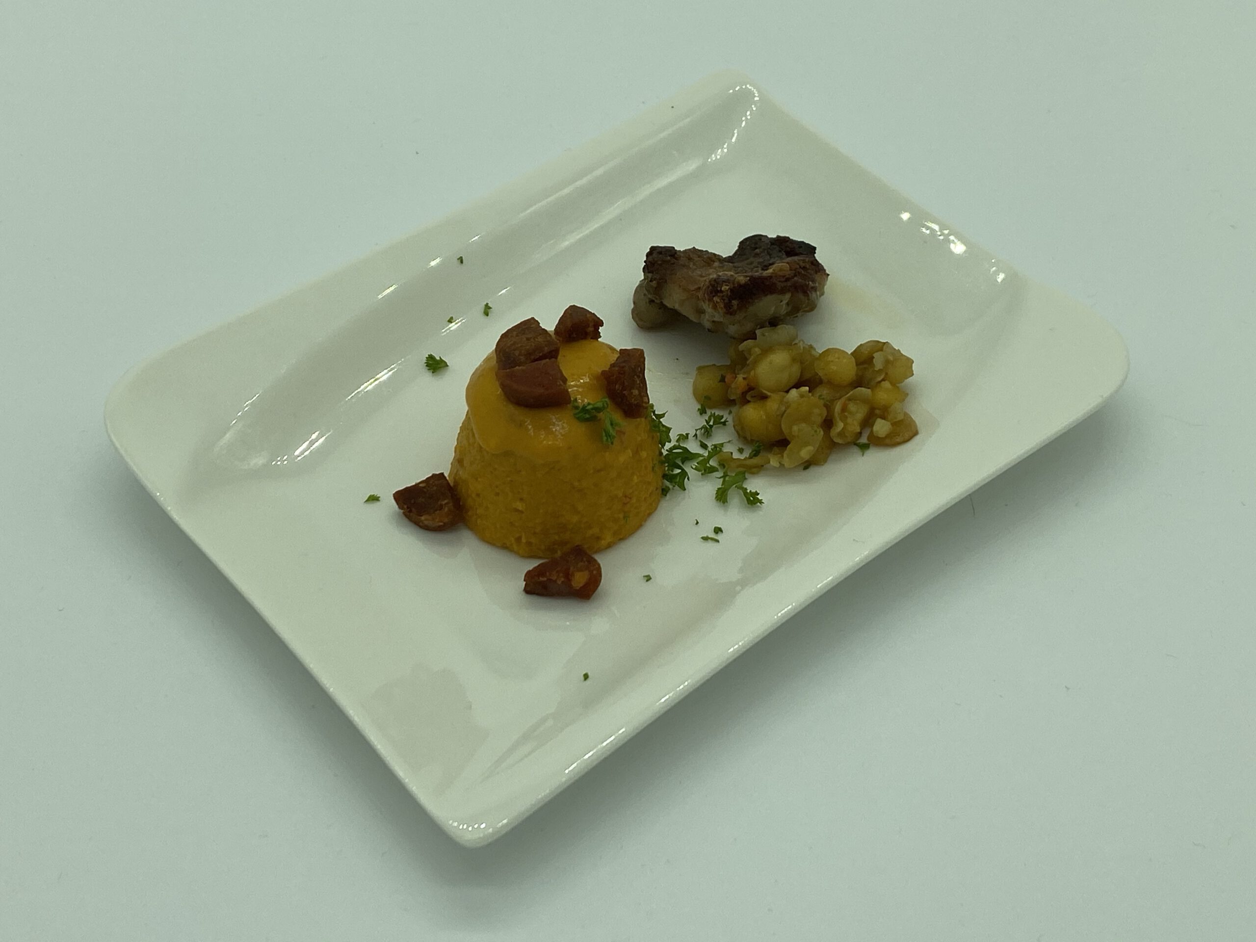 Paprika-Panna-Cotta mit flambierter Wachtelkeule