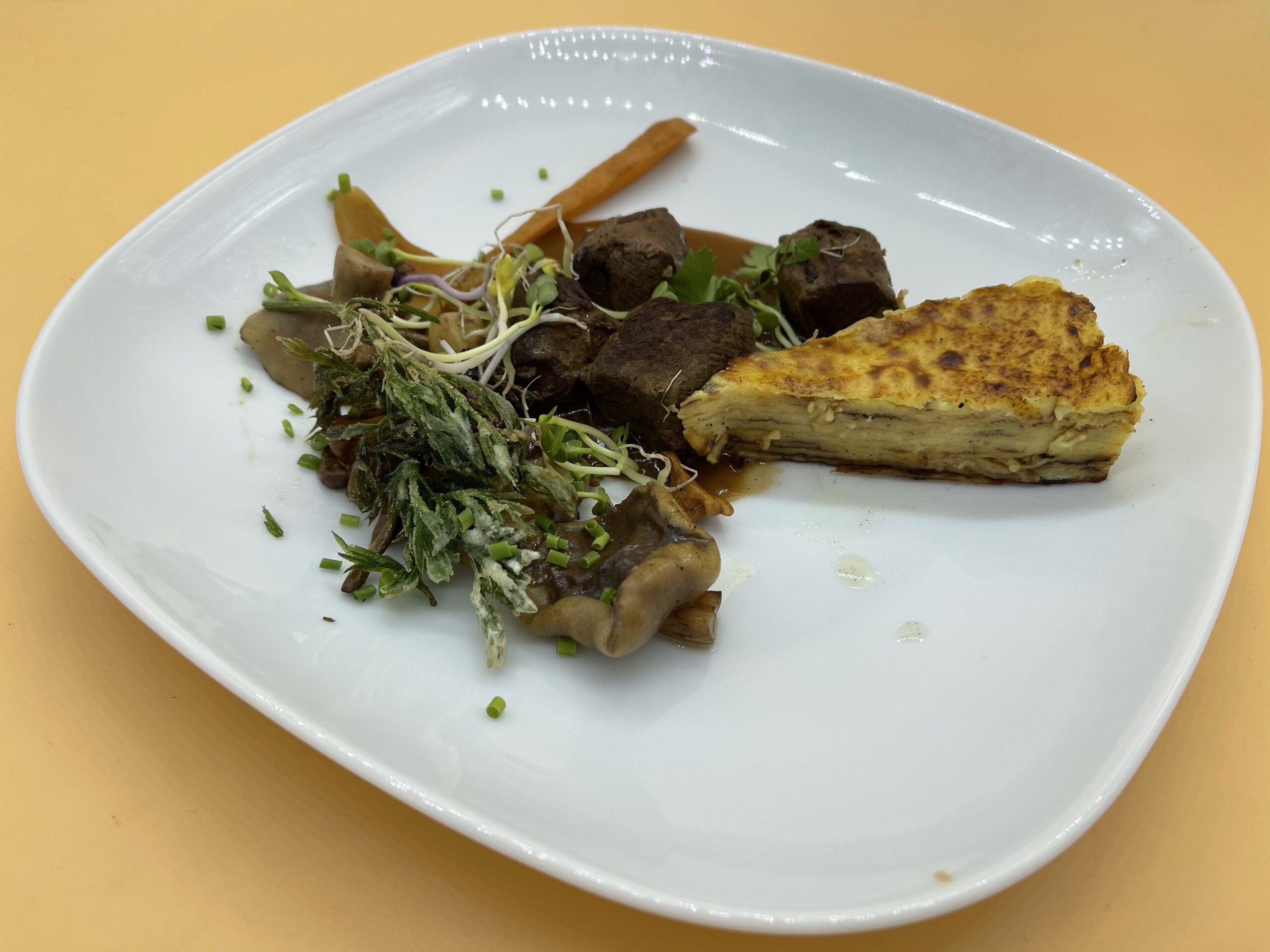Cerf bourguignon mit Waldpilzen und Kartoffel-Baumkuchen
