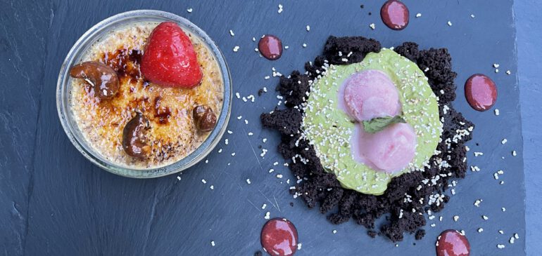 Tonkabohnen-Creme-Brulee mit Erdbeereis an Matcha-Espuma auf Schokocrumble