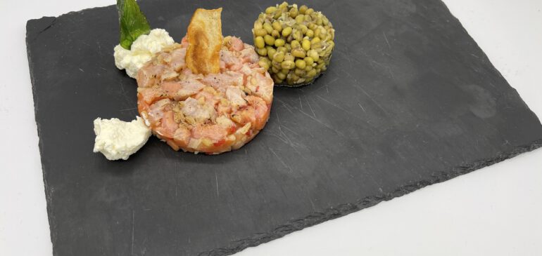 Lachsforellen-Bulgur-Tatar mit Mungobohnen an geräucherten Labneh