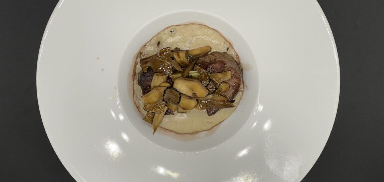 Dry aged Rindersteak mit Kartoffelkiste, an Waldpilz- Trüffelschaum, mit Trüffel-Waldpilzsalat und Madaira-Portweinsoße