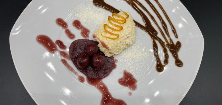 Weiße Mousse au Chocolat an Rumkirschen und Mokkasauce