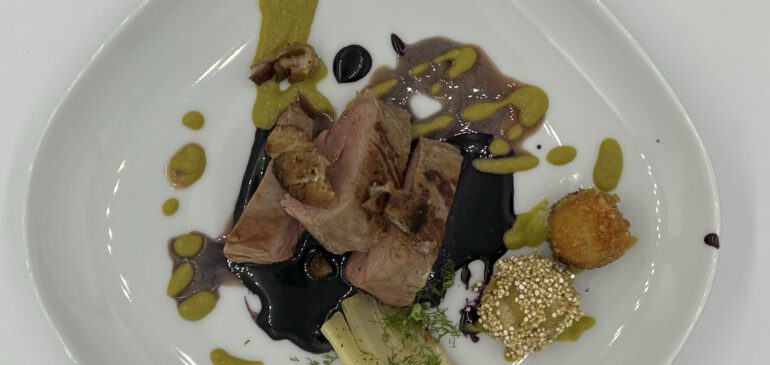 Ente mit Rotkohlmayonaise, scharfer Spinatsoße, Fenchel und gefüllten fritierten Kratoffeln