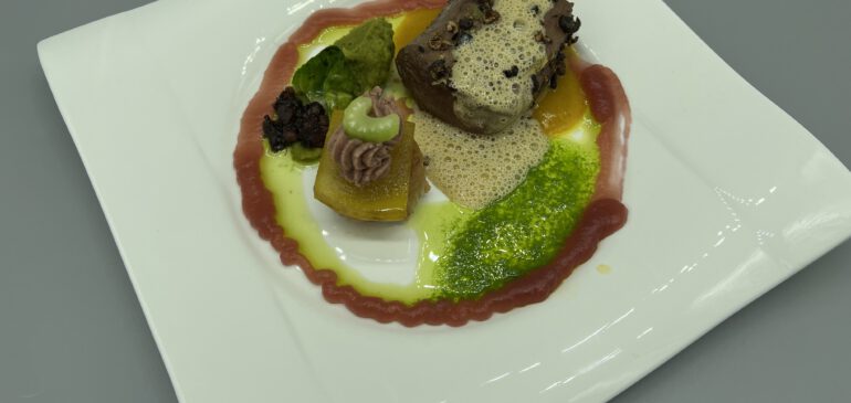 Birne, Rosenkohl, Blutwurst, Maronen und ein gutes Stück vom Wild ( Vorgabe von Robert)- Umsetzung: Rehrücken mit Pfefferschaum,Rosenkohlöl und Birnenessigjus an Maronenpolenta mit Blutwurstcreme sowie Rosenkohlcreme mit gebratener Blutwurst, umgeben von einem Granatapfelgel