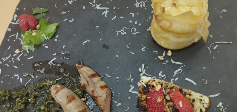 Kaninchenrücken mit Rhabarber-Stilton-Tarte an Feldkräuter-Pesto