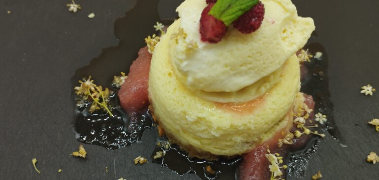 Holundercheescake mit Rhabarber