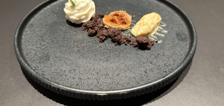 Mokka Crema Catalana und Weiße Mousse an Wakame Schaum und Queller-Schoko-Crumble
