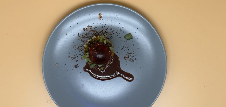 Rehrücken auf Brokkolibratling mit Granatapfel-Gelee