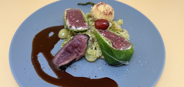 Zweierlei vom Dammwild mit Wirsinggemüse