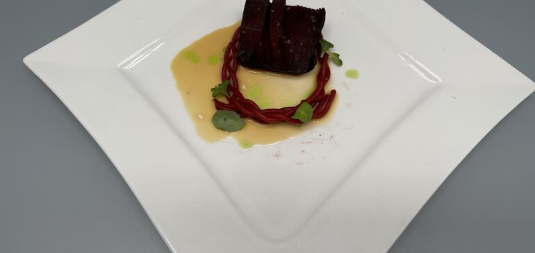 Mille feuille von der Roten Beete mit Beurre blanc