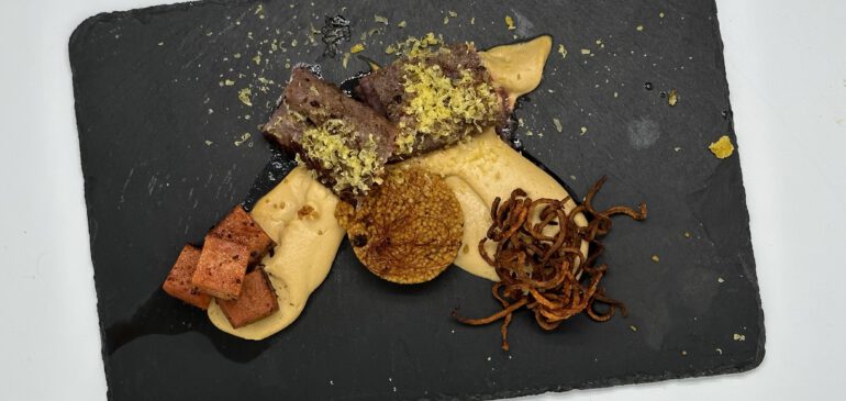 Lammlachs an CousCous , Hummus und Karotte