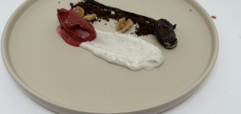 Vermentierter Sellerie, fermentierte weiße Schokolade mit Himbeer-Granatapfelsorbet auf Ziegen- Gorganzolacreme und Garam Masallastreusel mit Walnüssen