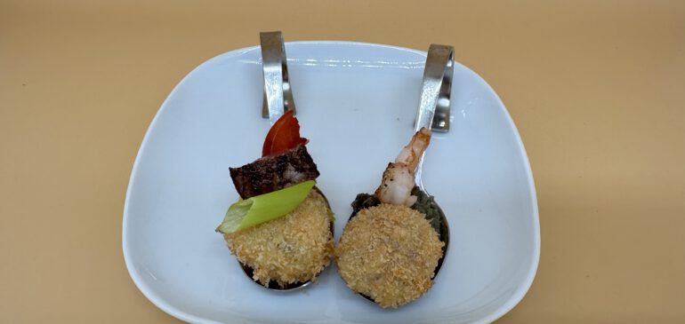 Tartarbällchen und Kurzgebratenes auf Risotto