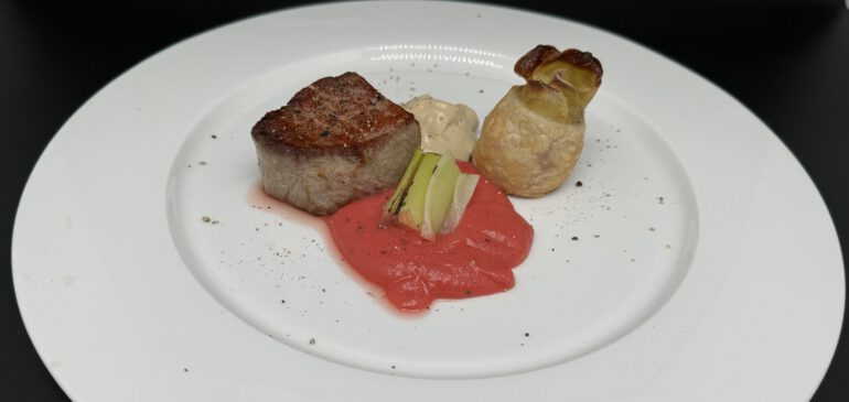 Schweinrücken mit Pastinakenmus, Lauch und Kartoffelröschen
