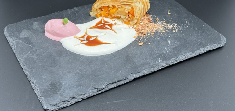 Apfel-Kürbis-Strudel an Tonkasahne mit Johannisbeereis