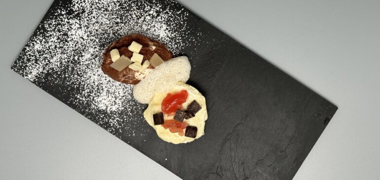 Zweierlei Mousse mit Fruchtkaviar